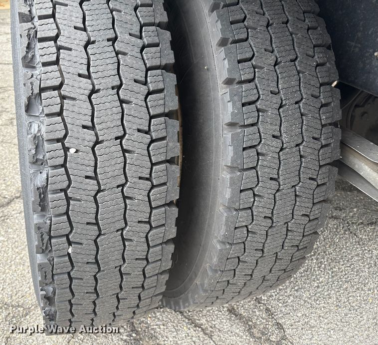 image for item ET8519 2017 Hino 268 box truck