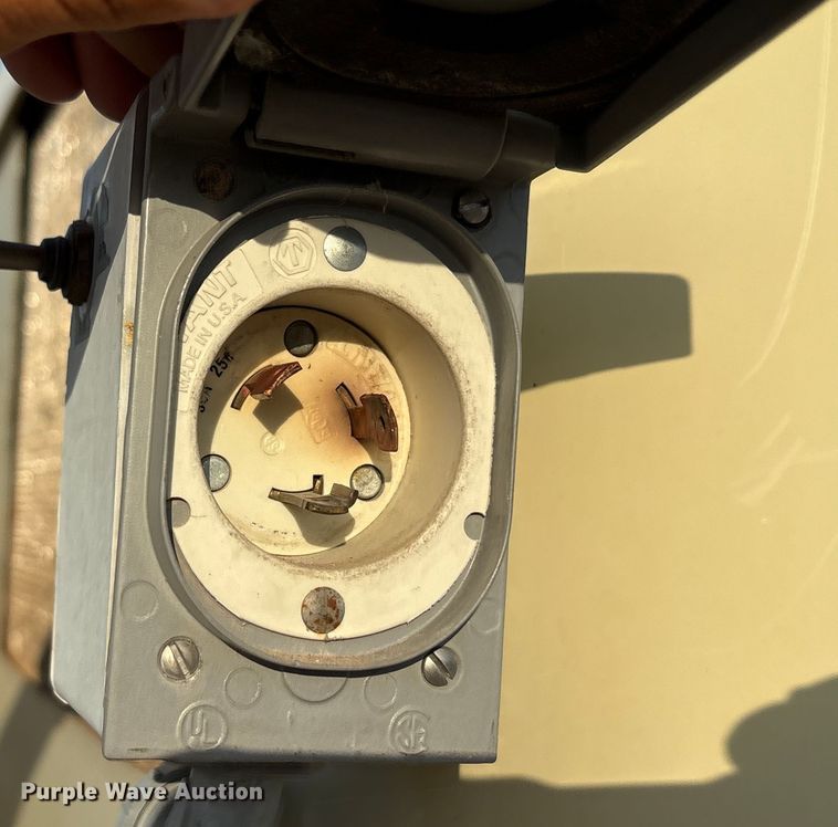 image for item EU0032 2010 Isuzu NPR refrigerated truck