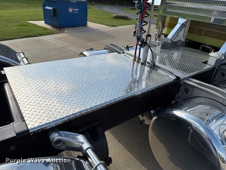 image for item EU2001 1987 Peterbilt 359 semi truck