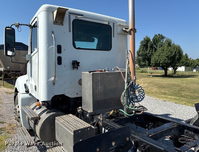 image for item EU2111 2014 Freightliner Columbia CL120 glider kit semi truck