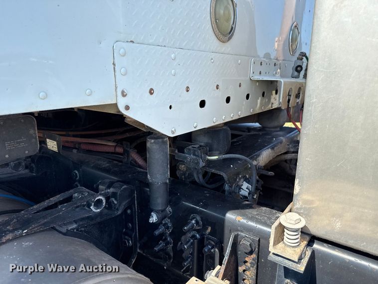 image for item EU2111 2014 Freightliner Columbia CL120 glider kit semi truck