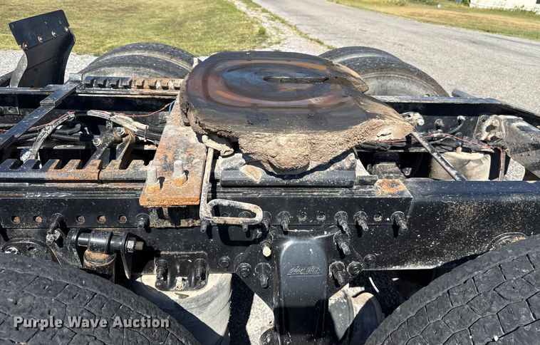 image for item EU2111 2014 Freightliner Columbia CL120 glider kit semi truck