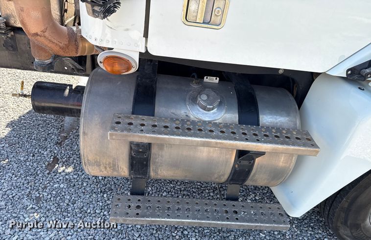 image for item EU2111 2014 Freightliner Columbia CL120 glider kit semi truck