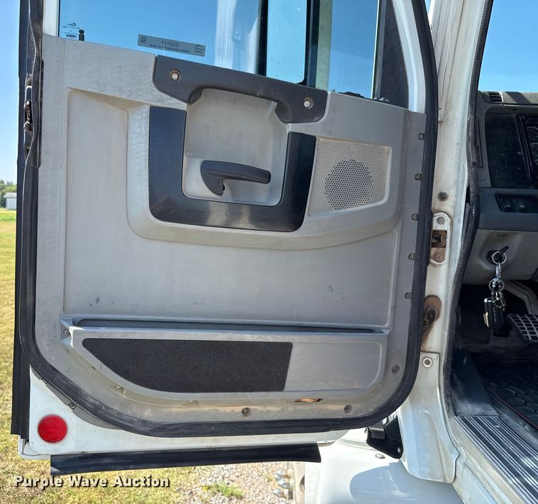 image for item EU2111 2014 Freightliner Columbia CL120 glider kit semi truck