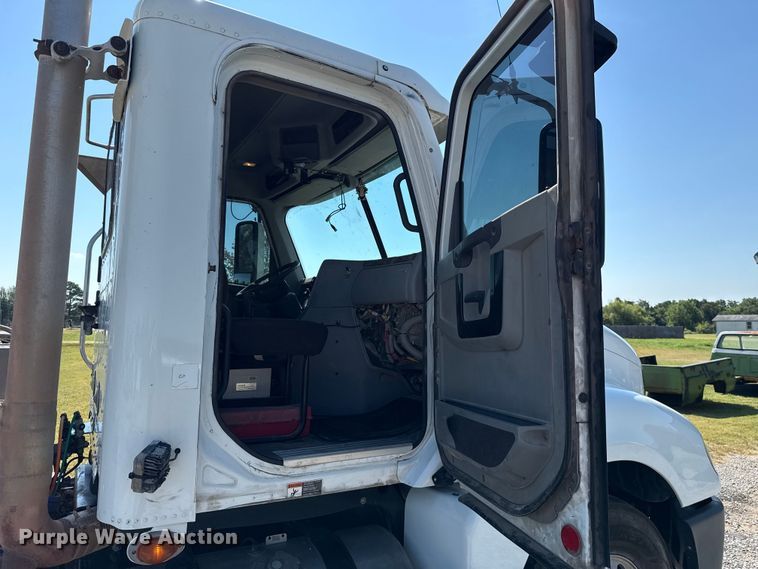 image for item EU2111 2014 Freightliner Columbia CL120 glider kit semi truck