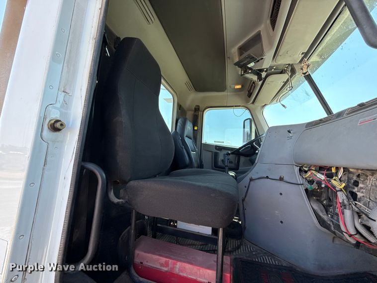 image for item EU2111 2014 Freightliner Columbia CL120 glider kit semi truck