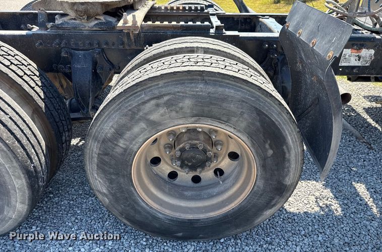 image for item EU2111 2014 Freightliner Columbia CL120 glider kit semi truck