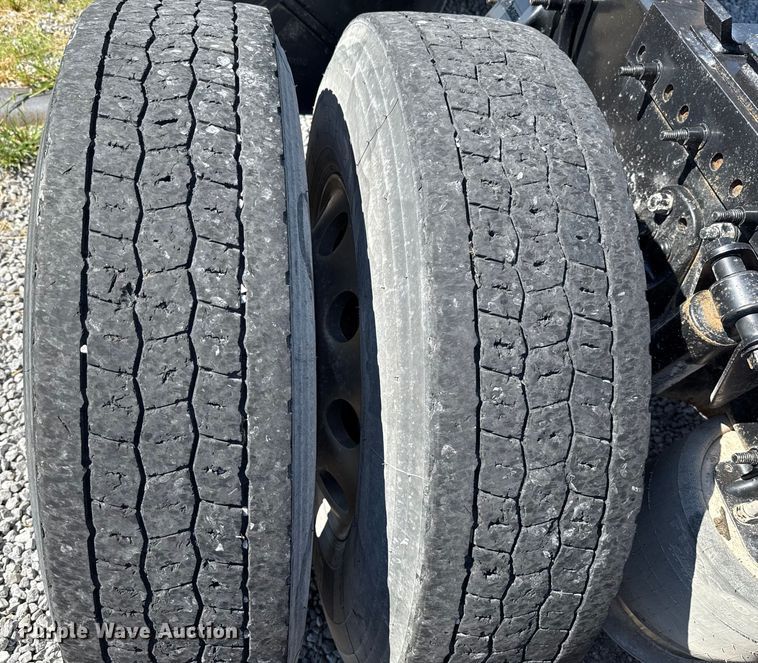 image for item EU2111 2014 Freightliner Columbia CL120 glider kit semi truck