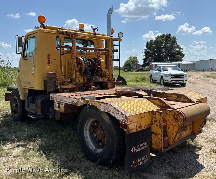 image for item EU2132 1983 International 2275 winch truck