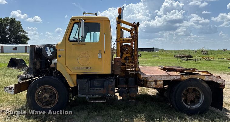 image for item EU2132 1983 International 2275 winch truck