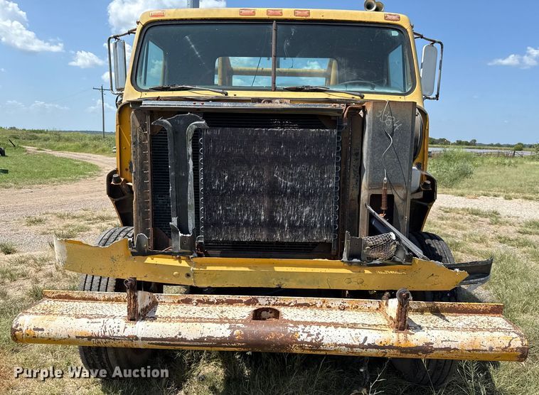 image for item EU2132 1983 International 2275 winch truck