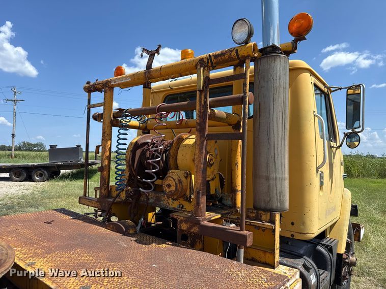 image for item EU2132 1983 International 2275 winch truck