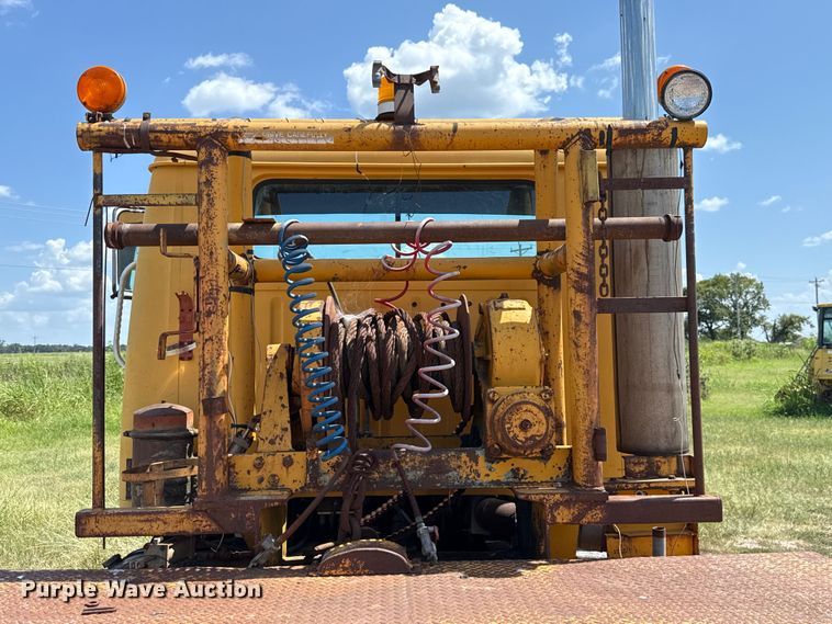 image for item EU2132 1983 International 2275 winch truck