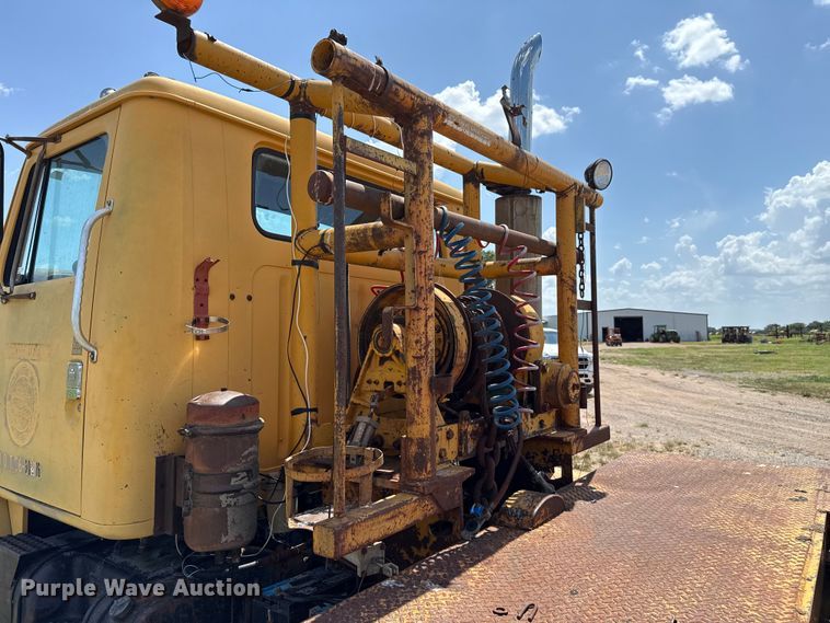 image for item EU2132 1983 International 2275 winch truck