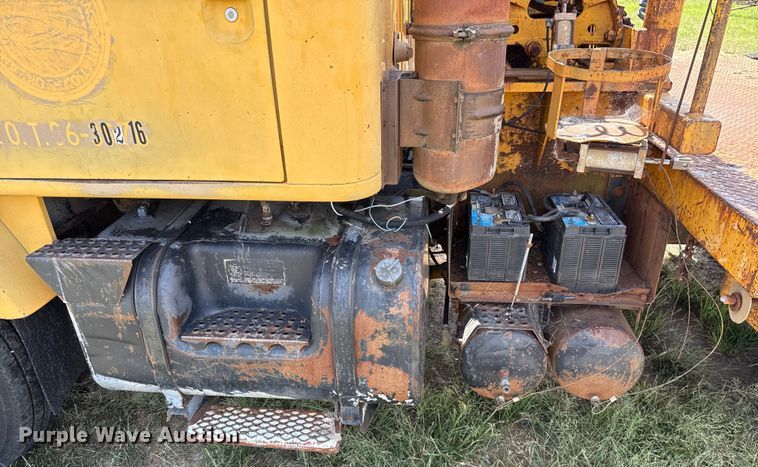 image for item EU2132 1983 International 2275 winch truck