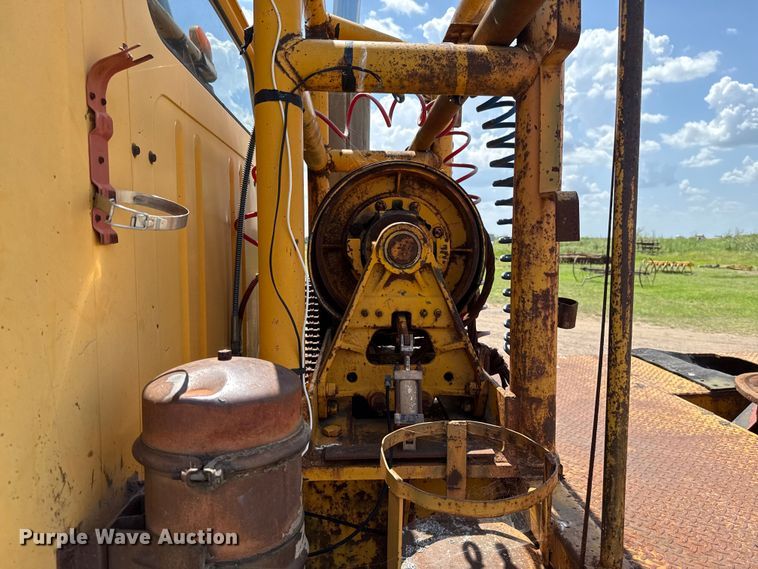 image for item EU2132 1983 International 2275 winch truck