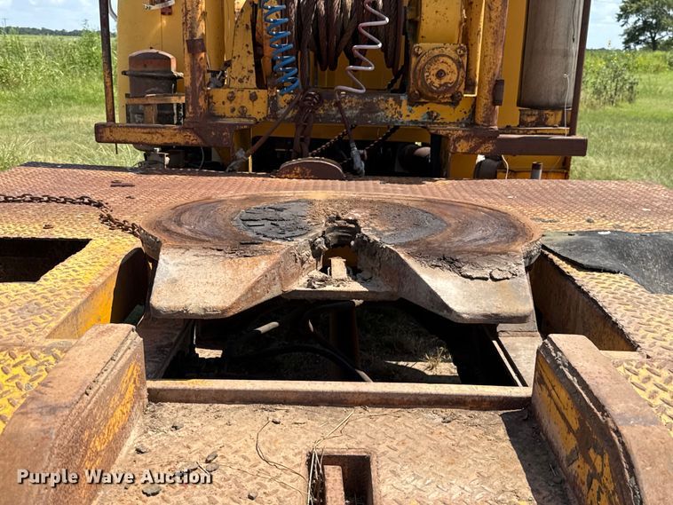 image for item EU2132 1983 International 2275 winch truck