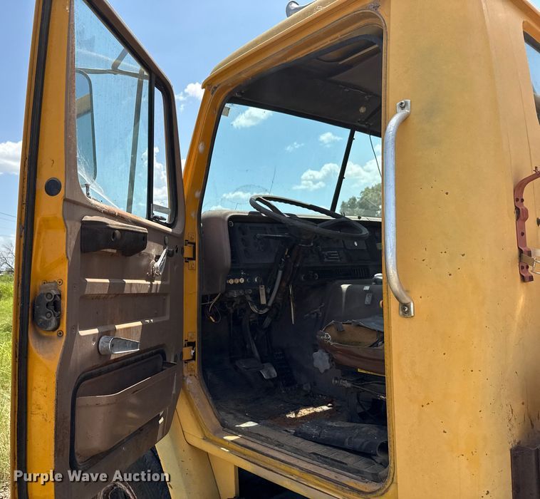 image for item EU2132 1983 International 2275 winch truck