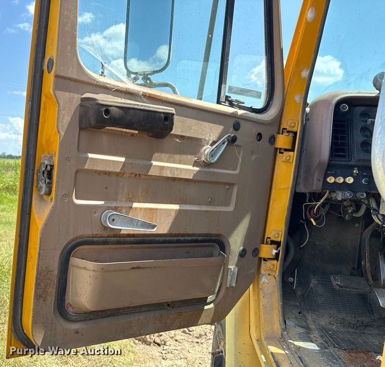 image for item EU2132 1983 International 2275 winch truck