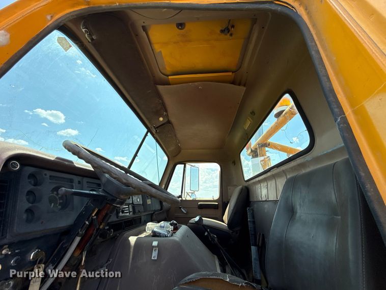 image for item EU2132 1983 International 2275 winch truck