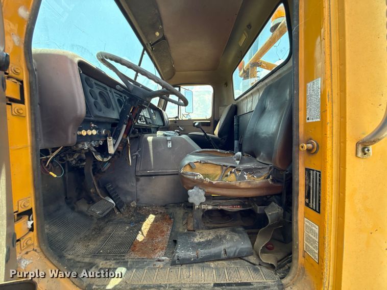 image for item EU2132 1983 International 2275 winch truck