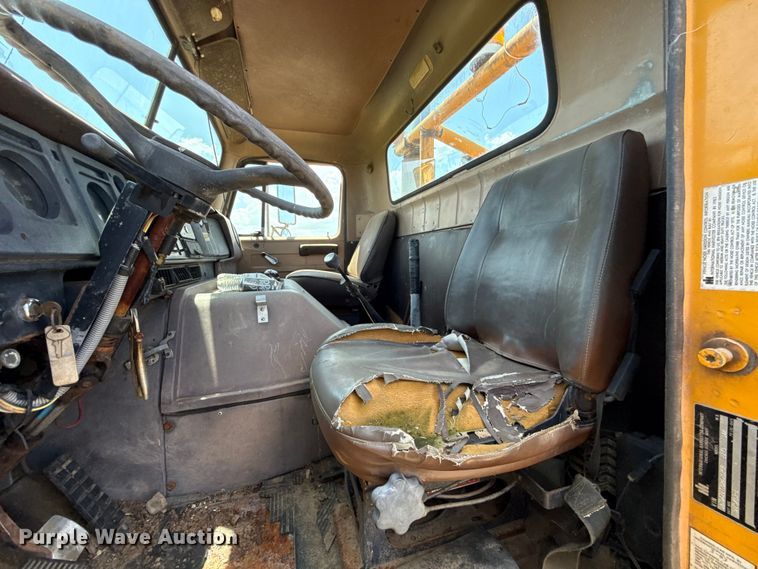 image for item EU2132 1983 International 2275 winch truck