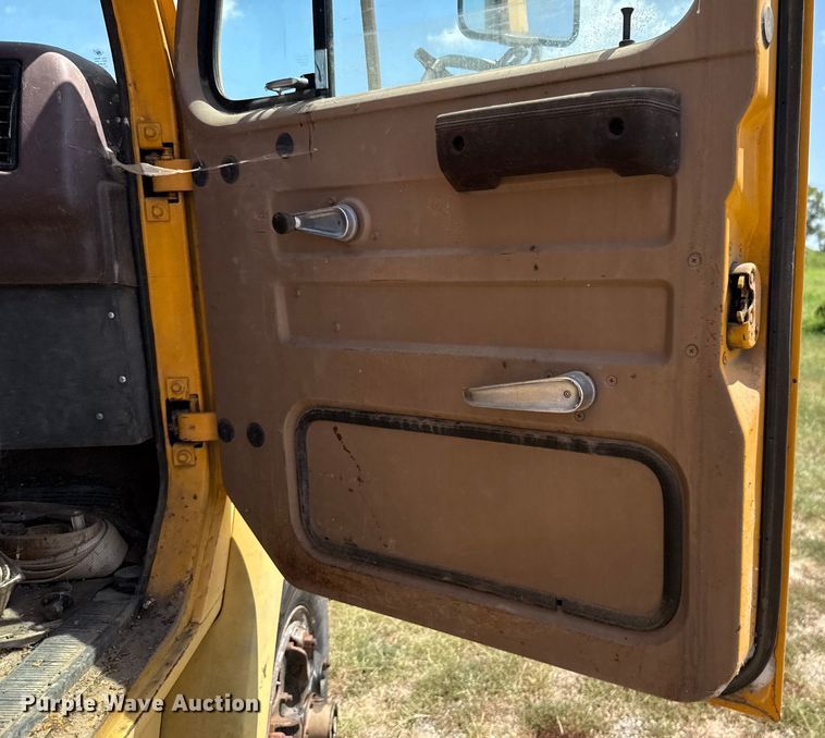 image for item EU2132 1983 International 2275 winch truck