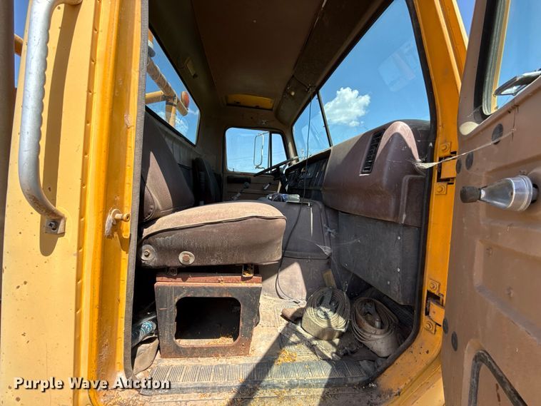 image for item EU2132 1983 International 2275 winch truck