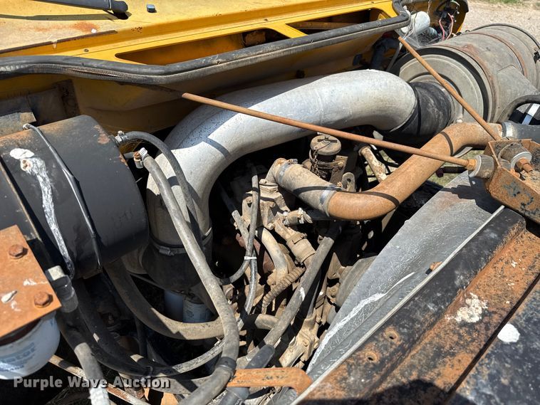 image for item EU2132 1983 International 2275 winch truck