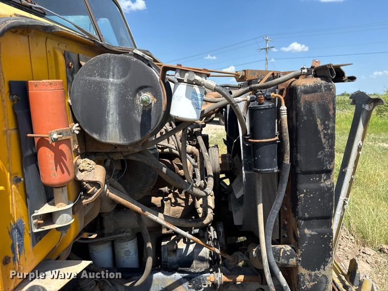 image for item EU2132 1983 International 2275 winch truck