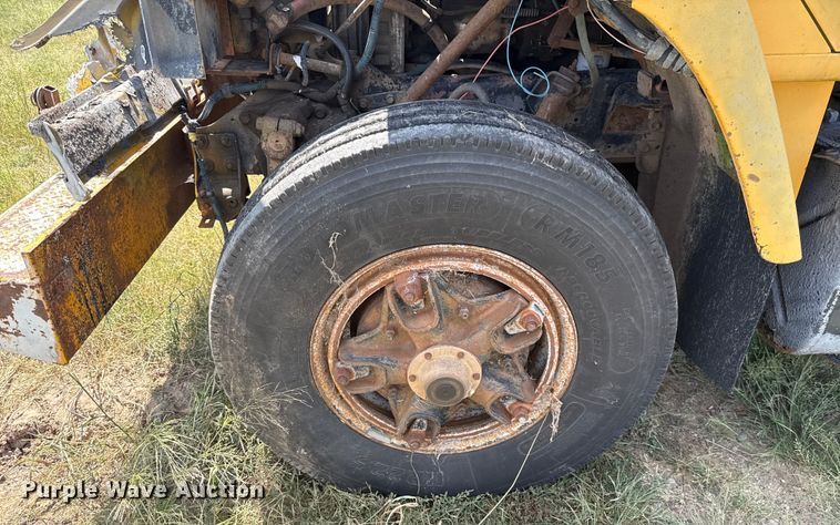 image for item EU2132 1983 International 2275 winch truck