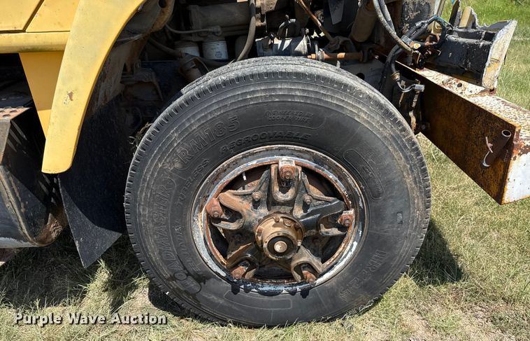 image for item EU2132 1983 International 2275 winch truck