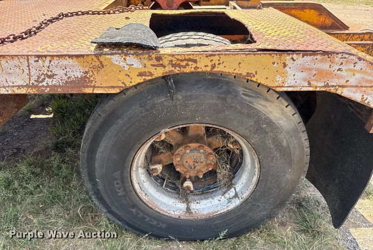 image for item EU2132 1983 International 2275 winch truck