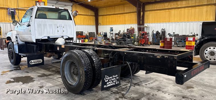 image for item EU2167 1999 GMC C7500 truck cab and chassis