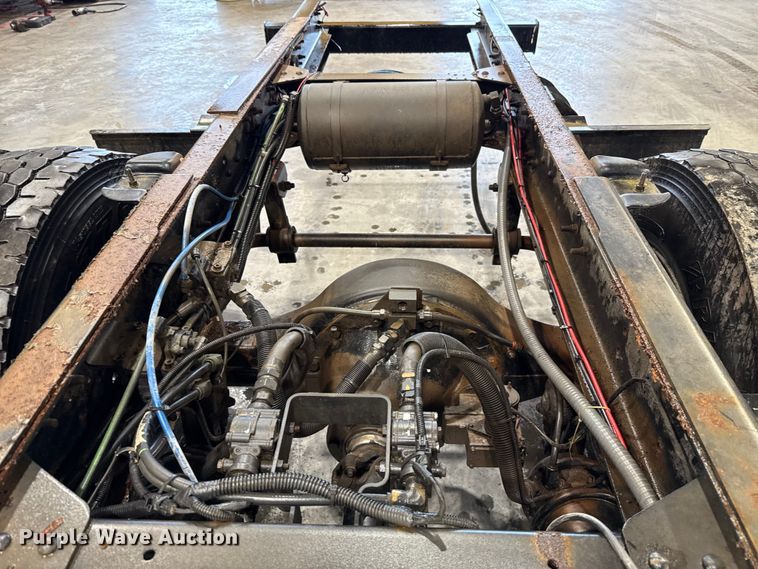 image for item EU2167 1999 GMC C7500 truck cab and chassis