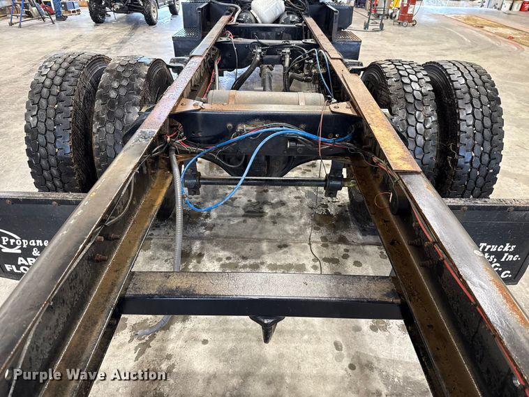 image for item EU2167 1999 GMC C7500 truck cab and chassis