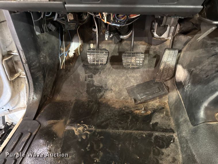 image for item EU2167 1999 GMC C7500 truck cab and chassis