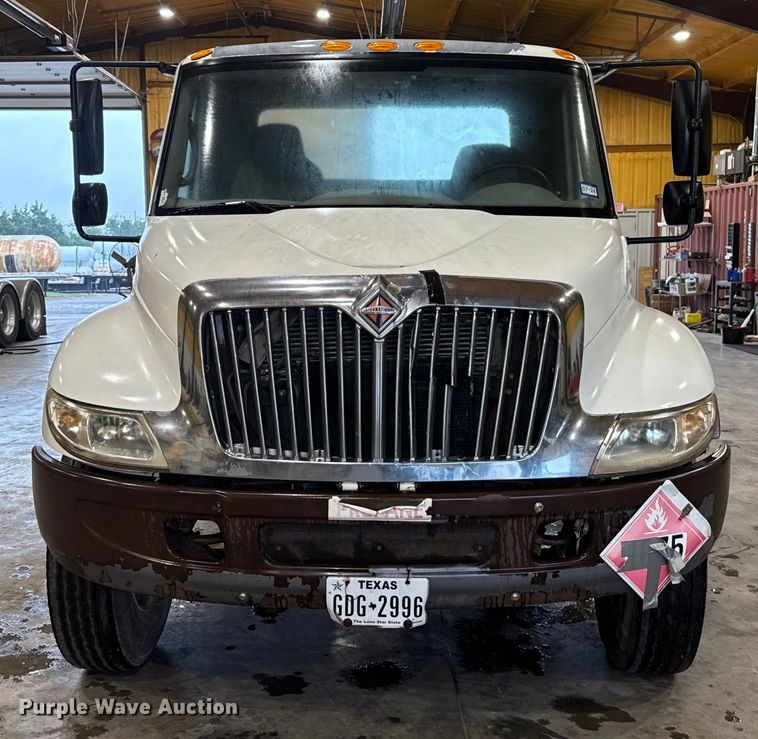 image for item EU2170 2002 International 4300 truck cab and chassis