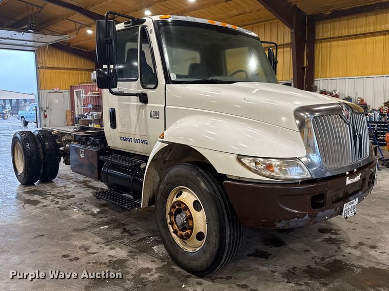 image for item EU2170 2002 International 4300 truck cab and chassis