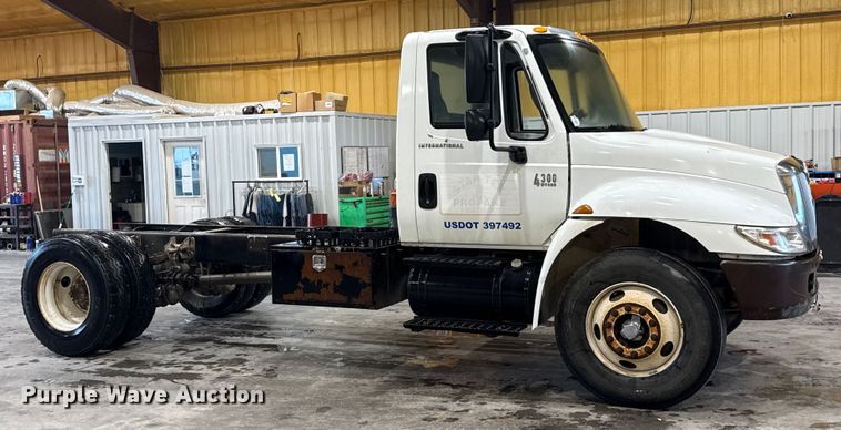 image for item EU2170 2002 International 4300 truck cab and chassis