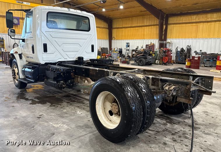 image for item EU2170 2002 International 4300 truck cab and chassis