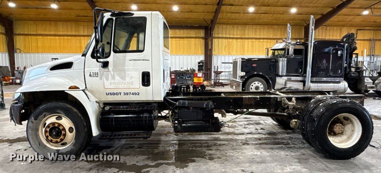 image for item EU2170 2002 International 4300 truck cab and chassis