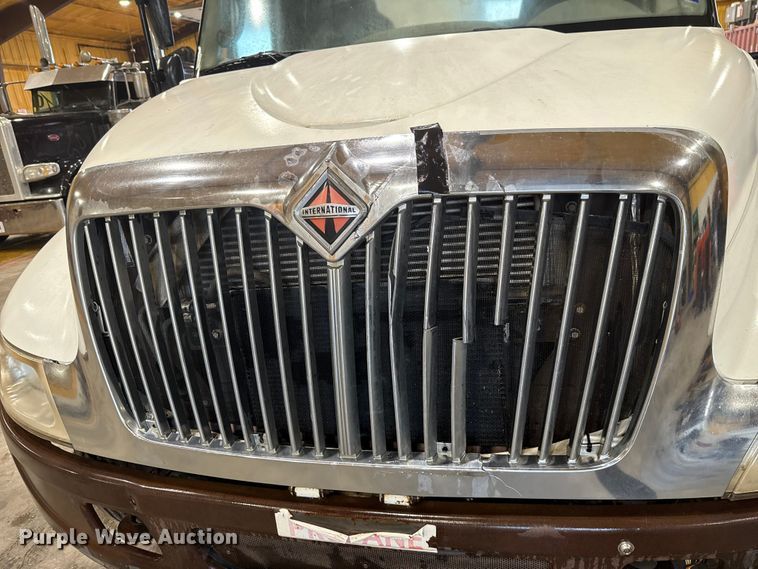 image for item EU2170 2002 International 4300 truck cab and chassis