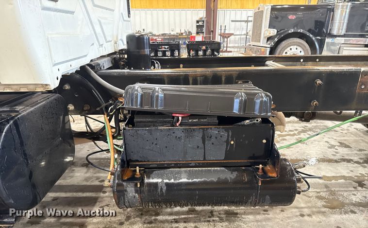 image for item EU2170 2002 International 4300 truck cab and chassis