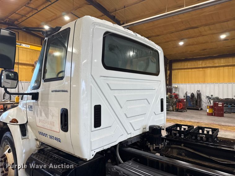 image for item EU2170 2002 International 4300 truck cab and chassis