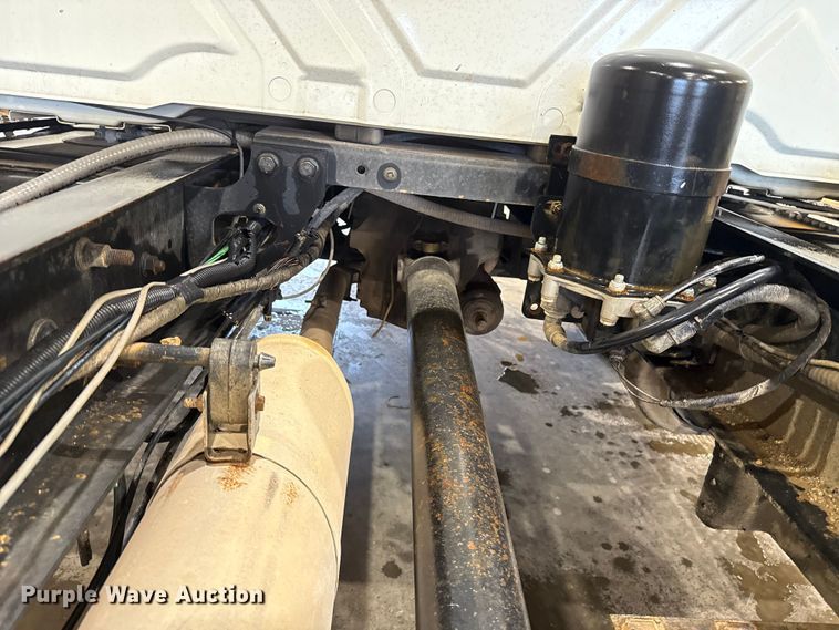 image for item EU2170 2002 International 4300 truck cab and chassis