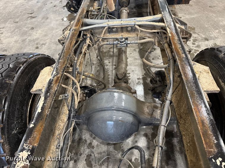 image for item EU2170 2002 International 4300 truck cab and chassis