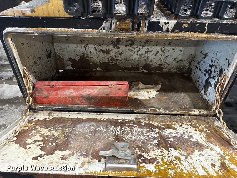 image for item EU2170 2002 International 4300 truck cab and chassis