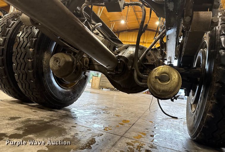 image for item EU2170 2002 International 4300 truck cab and chassis