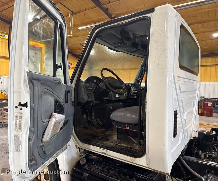 image for item EU2170 2002 International 4300 truck cab and chassis